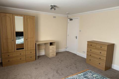 1 bedroom in a house share to rent, Almond Close, Guildford GU1