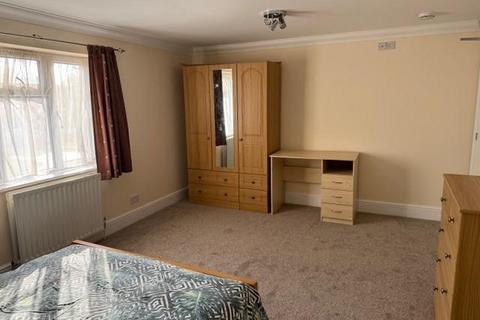 1 bedroom in a house share to rent, Almond Close, Guildford GU1