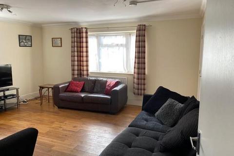 1 bedroom in a house share to rent, Almond Close, Guildford GU1