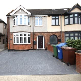 3 bedroom semi-detached house to rent, Lander Road, Grays