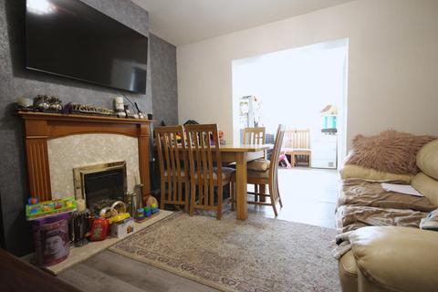 3 bedroom semi-detached house to rent, Lander Road, Grays