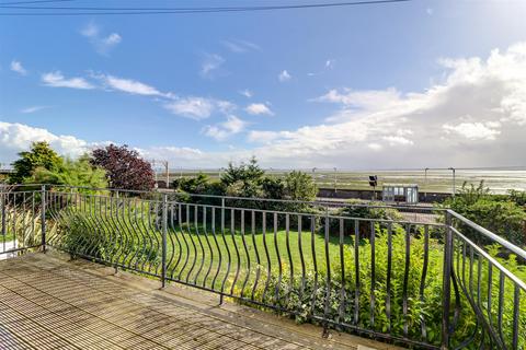 2 bedroom flat for sale, Undercliff Gardens, Leigh-On-Sea SS9