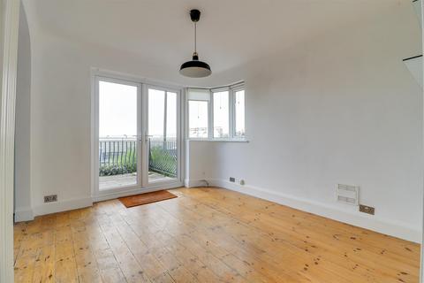 2 bedroom flat for sale, Undercliff Gardens, Leigh-On-Sea SS9