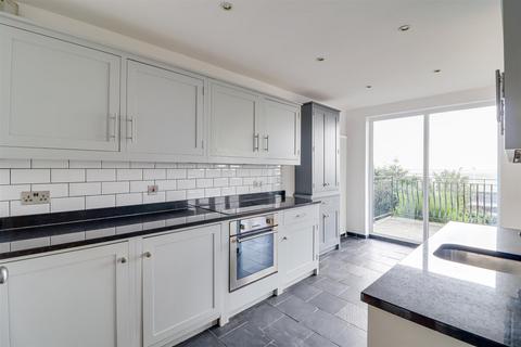 2 bedroom flat for sale, Undercliff Gardens, Leigh-On-Sea SS9