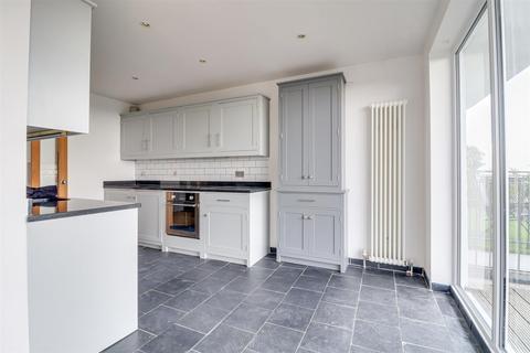 2 bedroom flat for sale, Undercliff Gardens, Leigh-On-Sea SS9