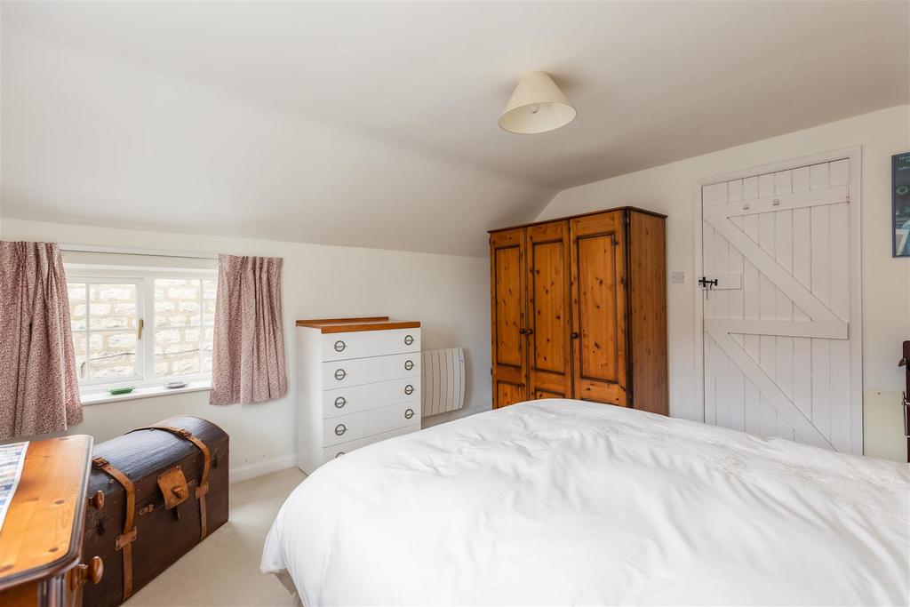 Swallows Cottage Bedroom 2 3.jpg