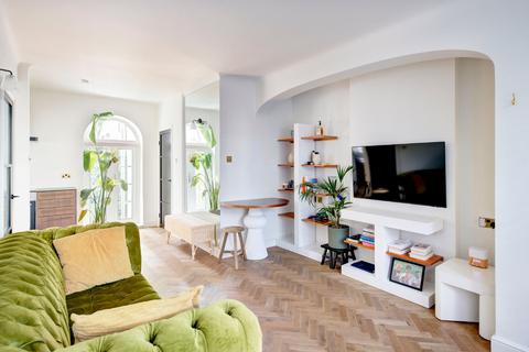 2 bedroom flat for sale, Lansdowne Crescent, Notting Hill