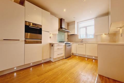 2 bedroom flat to rent, Dawes Road