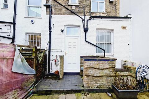 2 bedroom flat to rent, Dawes Road