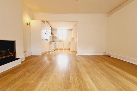 2 bedroom flat to rent, Dawes Road