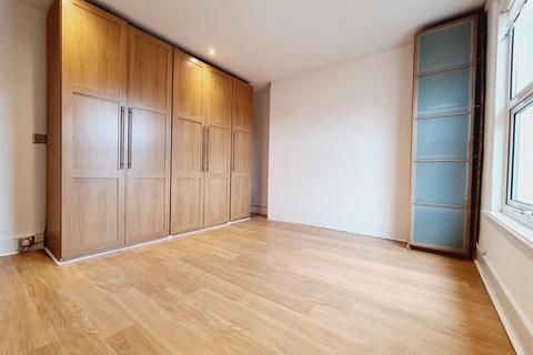 2 bedroom flat to rent, Dawes Road