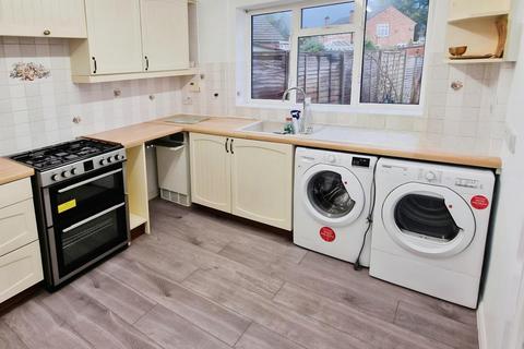 3 bedroom semi-detached house to rent, St David's Close, Farnborough GU14