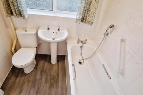 3 bedroom semi-detached house to rent, St David's Close, Farnborough GU14