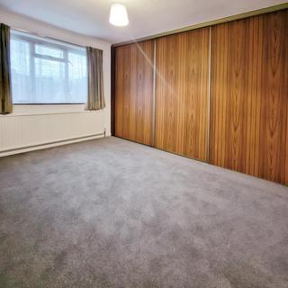 3 bedroom semi-detached house to rent, St David's Close, Farnborough GU14