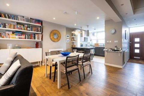 3 bedroom flat for sale, 1 Birkwood Close, Balham, London, SW12 0AU