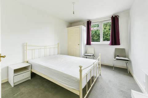 2 bedroom flat to rent, Flowersmead, Tooting, SW17