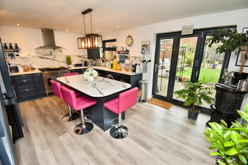Collingwood Avenue, Corby NN17 3 bed semidetached house for sale £