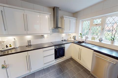 8 Broadstrood, Loughton, IG10 2SE