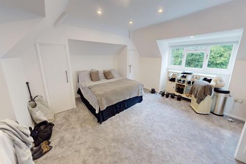 8 Broadstrood, Loughton, IG10 2SE