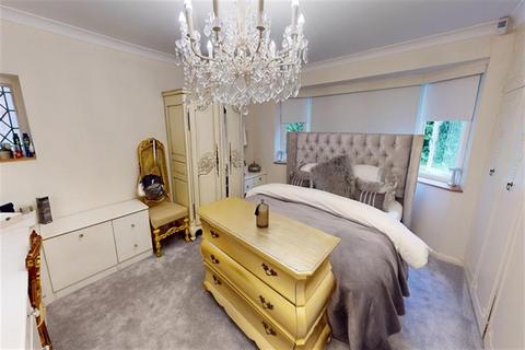8 Broadstrood, Loughton, IG10 2SE