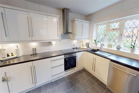 8 Broadstrood, Loughton, IG10 2SE