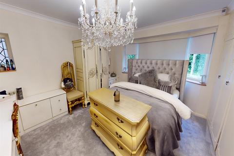 8 Broadstrood, Loughton, IG10 2SE