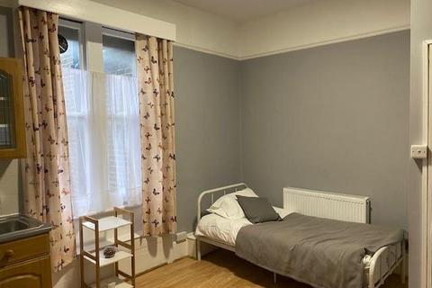 Studio to rent, Courtfield Gardens, London