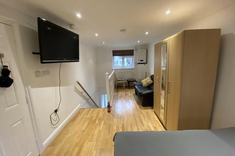 Studio to rent, Finchley Road, London NW11