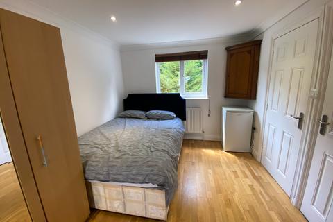 Studio to rent, Finchley Road, London NW11