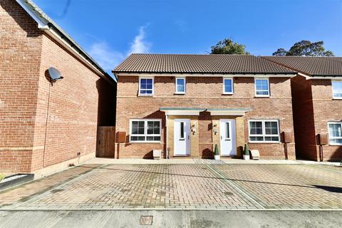 3 bedroom semi-detached house for sale, Broad Avenue, Hessle