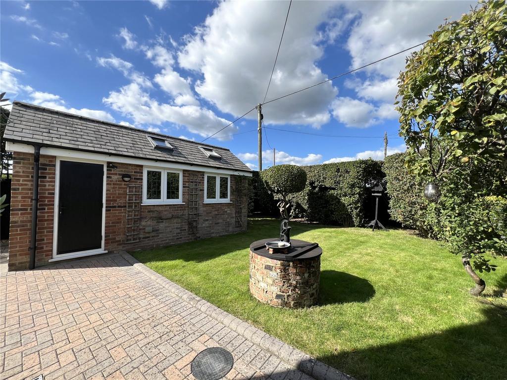 Front Garden/Store