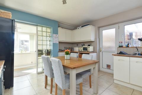 4 bedroom semi-detached house to rent, Stour Close, Chartham