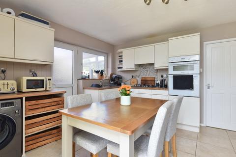 4 bedroom semi-detached house to rent, Stour Close, Chartham