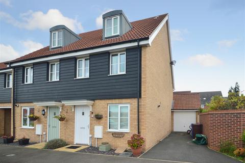 3 bedroom semi-detached house to rent, Rosehip Avenue, Red Lodge