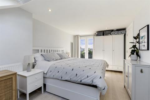 3 bedroom flat for sale, Chestnut Road, Raynes Park SW20