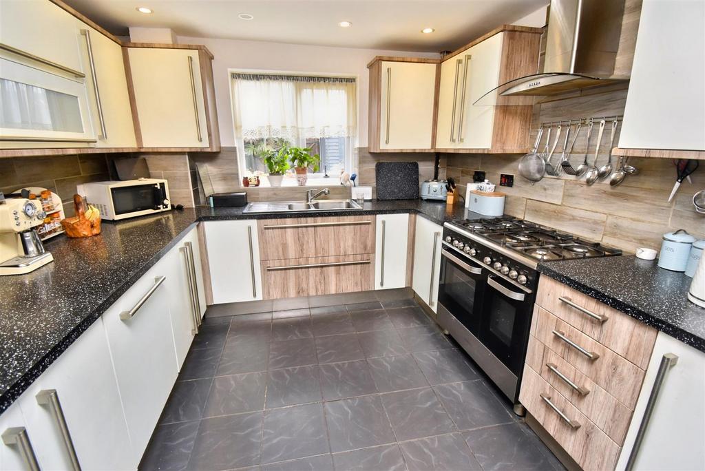 Chesil Walk, Corby NN18 3 bed semidetached house for sale £224,950
