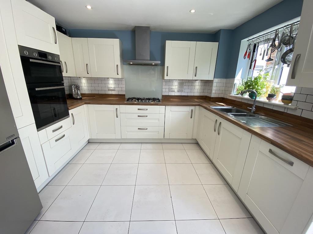 15 - Kitchen.jpg