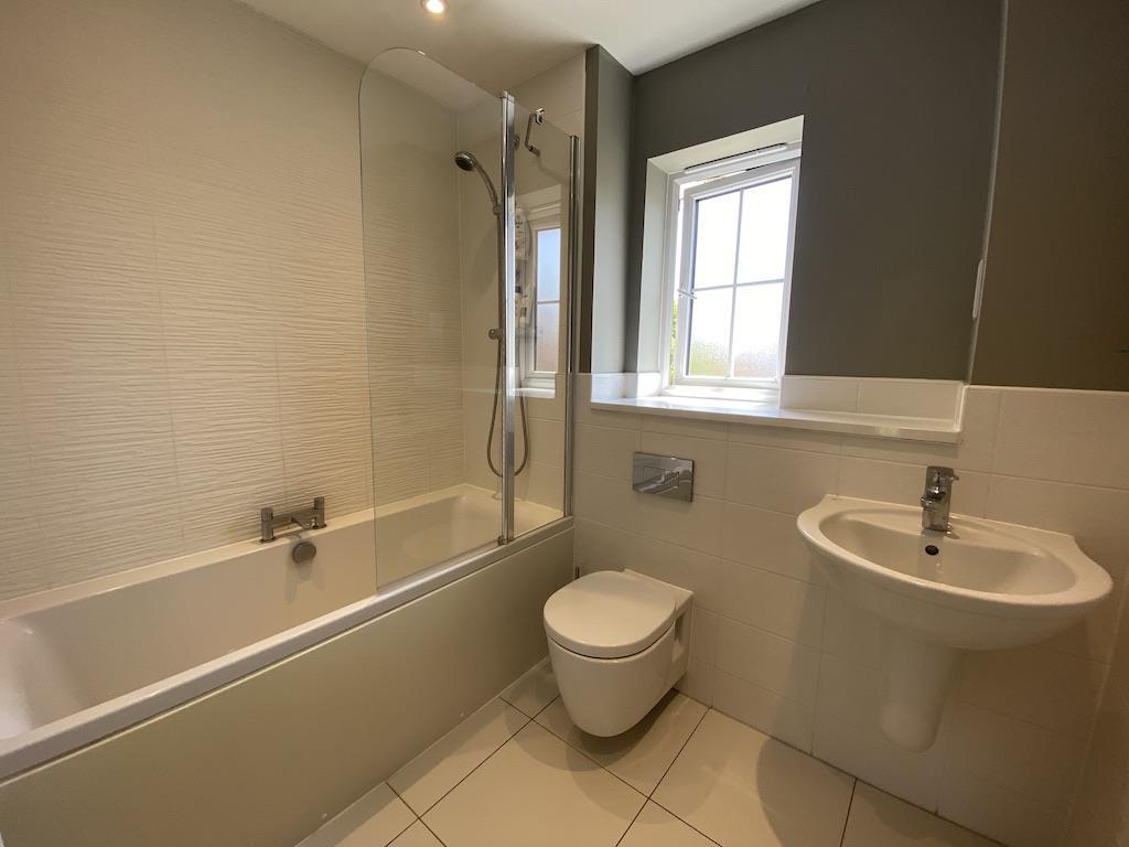 19 - Family Bathroom.jpg