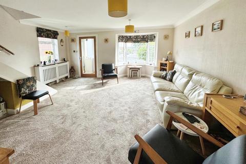 6 Hathaway Drive, Warwick, CV34 5RD