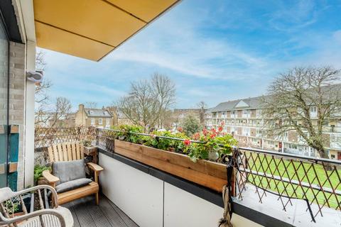 2 bedroom flat to rent, ST. JAMES' CRESCENT, Brixton, London, SW9