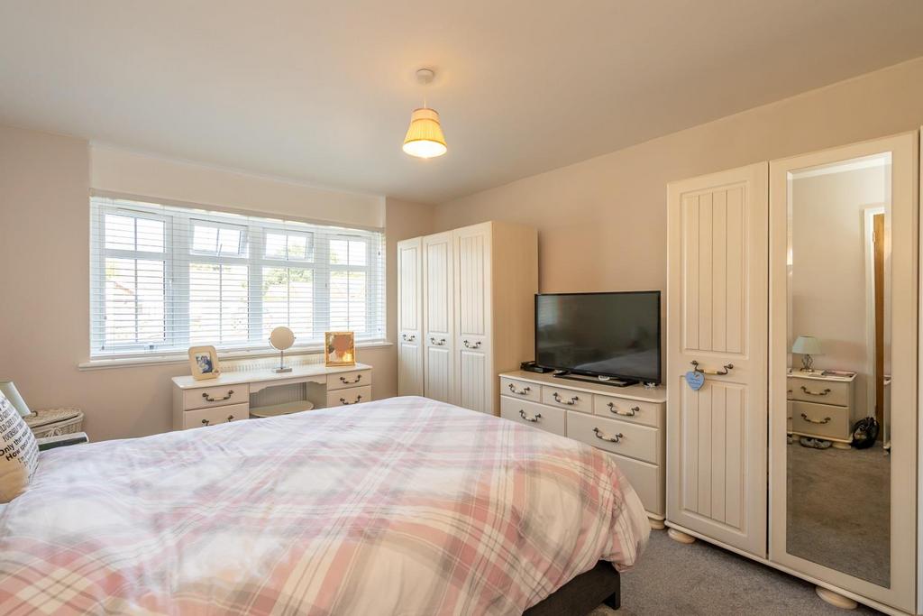 Bedroom 1.jpg
