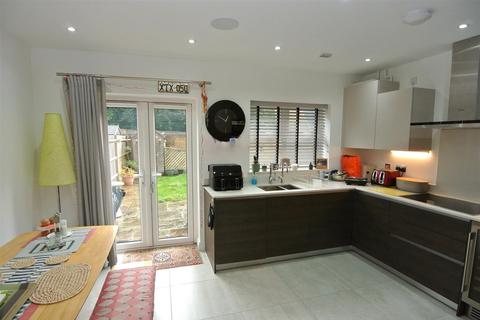 3 bedroom end of terrace house for sale, Queenswood Crescent, Englefield Green TW20