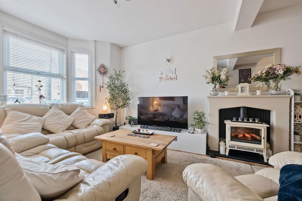 Sheldon Road, Chippenham SN14 3 bed terraced house for sale £325,000