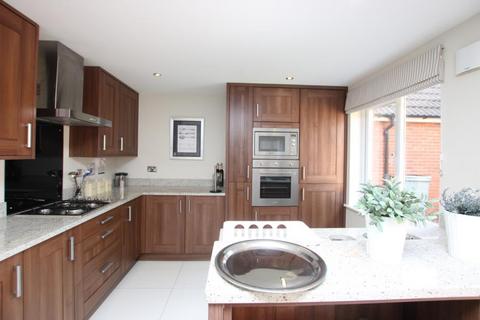 4 bedroom detached house to rent, Tinding Drive, Bristol BS16