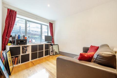 1 bedroom apartment for sale, Long Lane, London