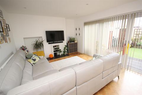 4 Springfield Walk, Orpington, BR6 8DS