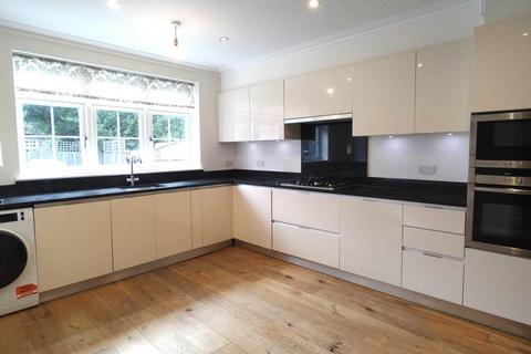 4 bedroom end of terrace house to rent, Anastasia Mews, London N12