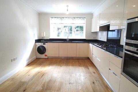 4 bedroom end of terrace house to rent, Anastasia Mews, London N12