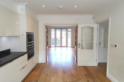 4 bedroom end of terrace house to rent, Anastasia Mews, London N12