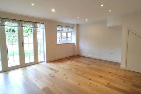 4 bedroom end of terrace house to rent, Anastasia Mews, London N12